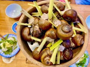 Ốc bươu nhồi thịt là món ăn đường phố hấp dẫn ở Đà Lạt