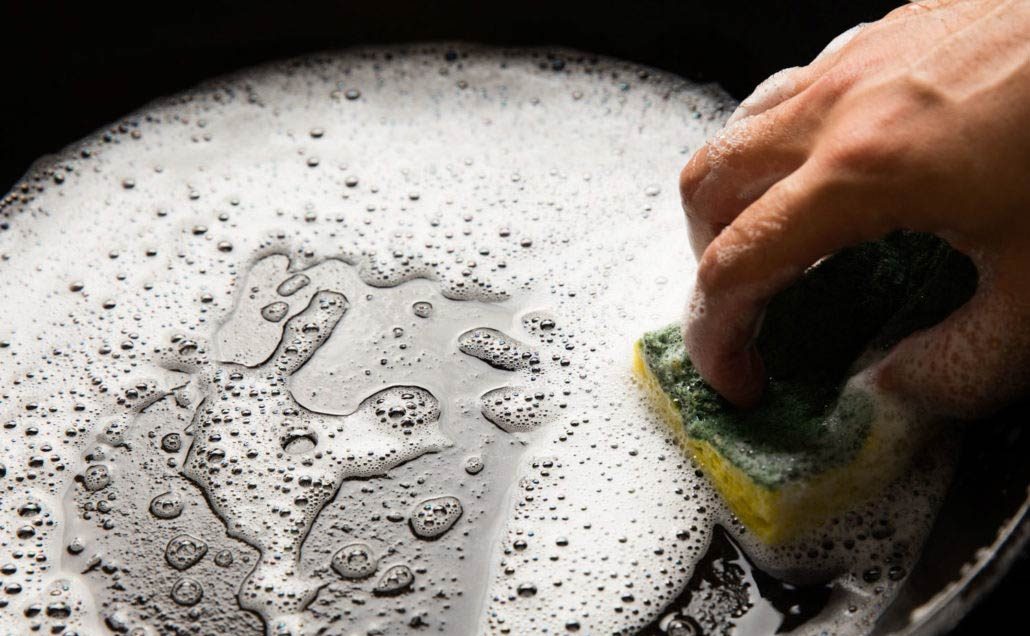 Ngâm chảo gang trong nước nóng và dấm trắng cũng là một cách tẩy sạch vết bẩn
